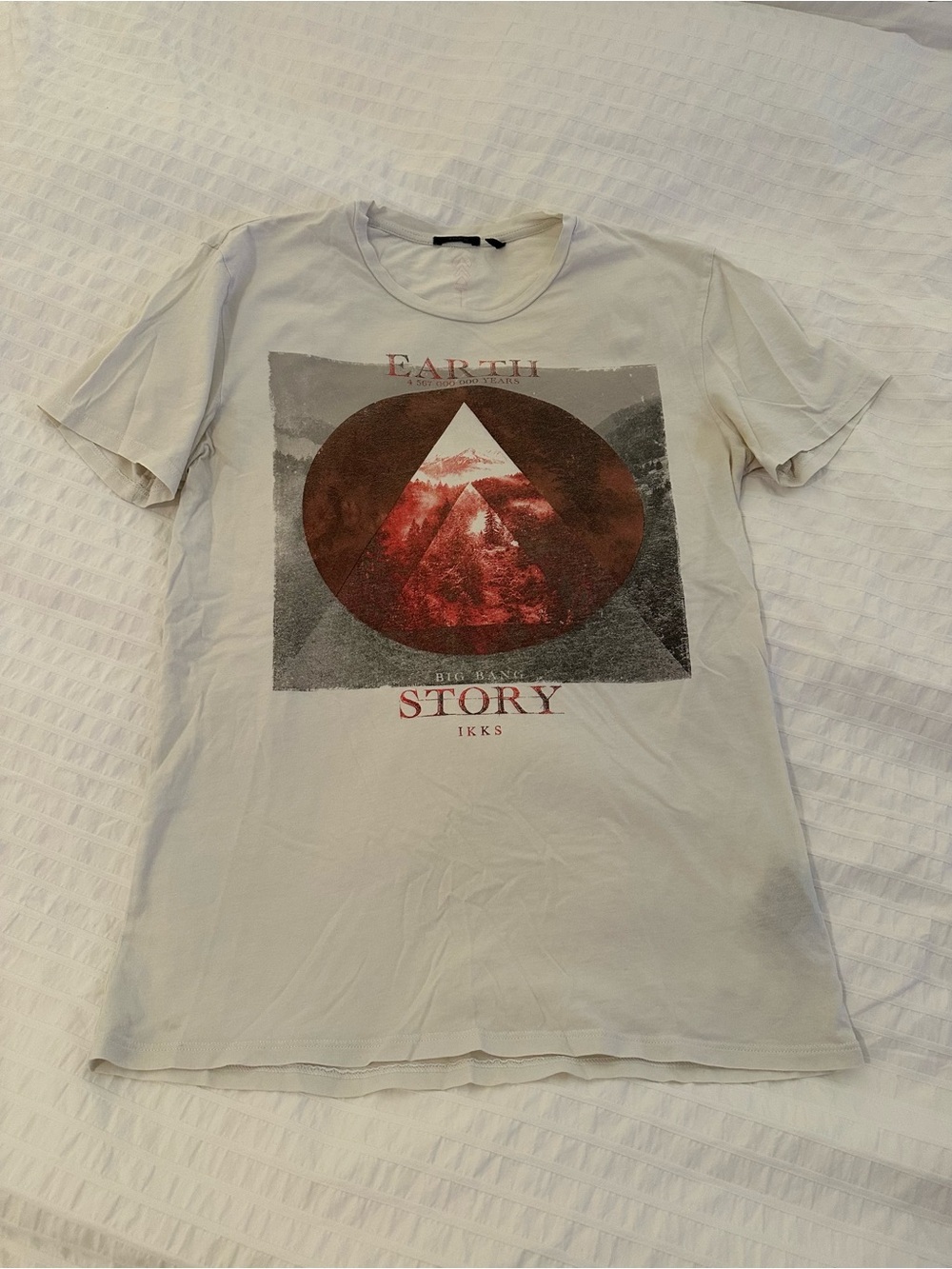 Ikks White Short-Sleeve Tee with Red and Gray Graphic